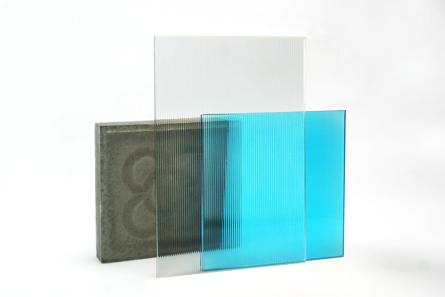 Vidrio acanalado laminado con interlámina Vanceva azul, fabricado por FacilVitrum